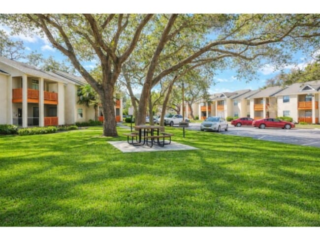 8120 Spring HIll Dr in Spring Hill, FL - Building Photo - Building Photo