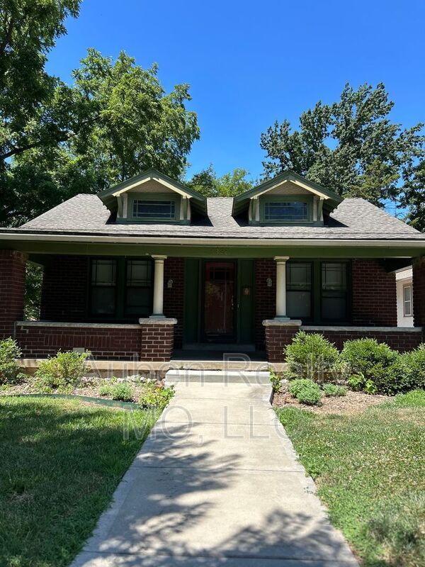 5328 Rockhill Rd in Kansas City, MO - Building Photo - Building Photo