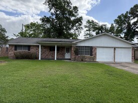 880 Lockwood Dr in Beaumont, TX - Building Photo