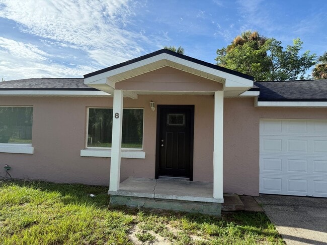 property at 8 W Laurel Oak Dr