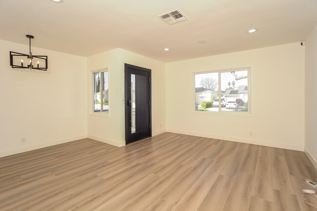 5826 Jamieson Ave in Los Angeles, CA - Building Photo - Building Photo