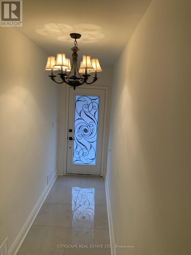 12 Kinrade Ave in Hamilton, ON - Building Photo - Building Photo