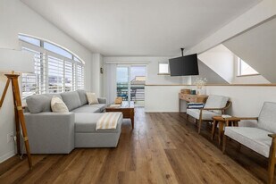 714 Isthmus Ct in San Diego, CA - Building Photo