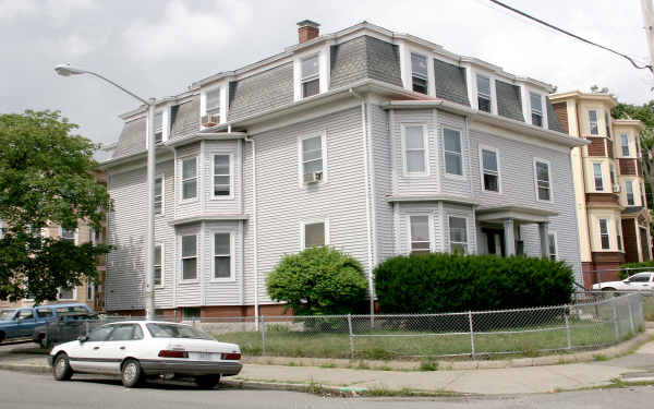 555 Essex St in Lynn, MA - Foto de edificio - Building Photo