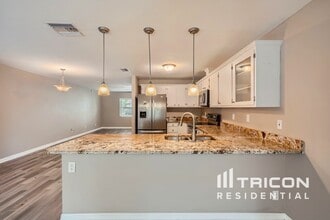 7841 Shadow Run Dr in Largo, FL - Foto de edificio - Building Photo