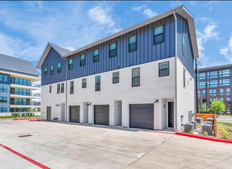 91 Jensen Dr in Houston, TX - Building Photo