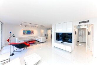 1111 Crandon Boulevard, Unit A-303 in Key Biscayne, FL - Foto de edificio - Building Photo