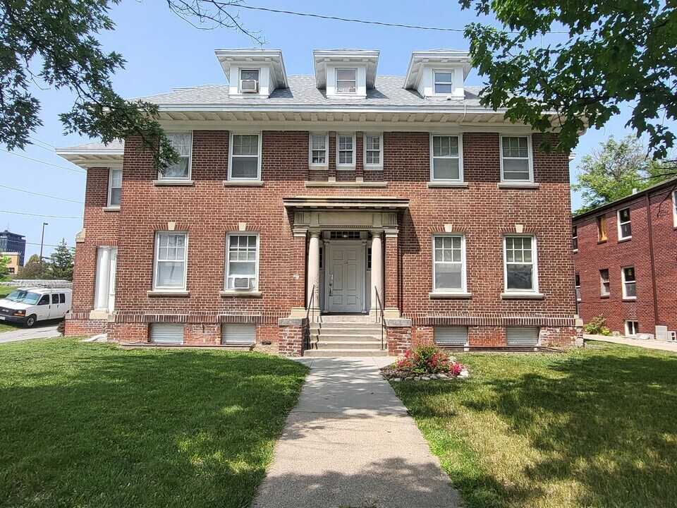 114 N 32nd Ave Omaha..All Utilities Included in Omaha, NE - Foto de edificio