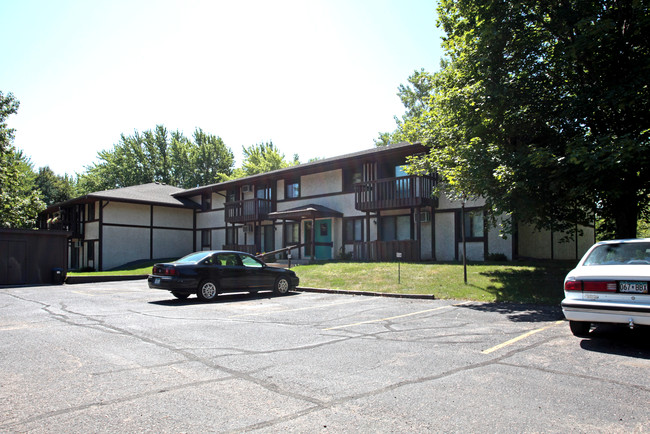 Santa Vera Apartments in Chanhassen, MN - Building Photo - Building Photo