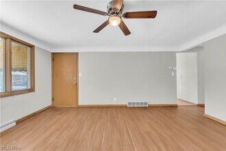 2828 Snow Rd in Parma, OH - Foto de edificio - Building Photo