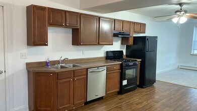 211 W State St, Unit #4 in Johnstown, NY - Building Photo - Building Photo