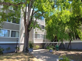 240 N Bayshore Blvd, Unit 209 in San Mateo, CA - Building Photo