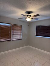 2616 NW 49th St in Fort Lauderdale, FL - Foto de edificio - Building Photo