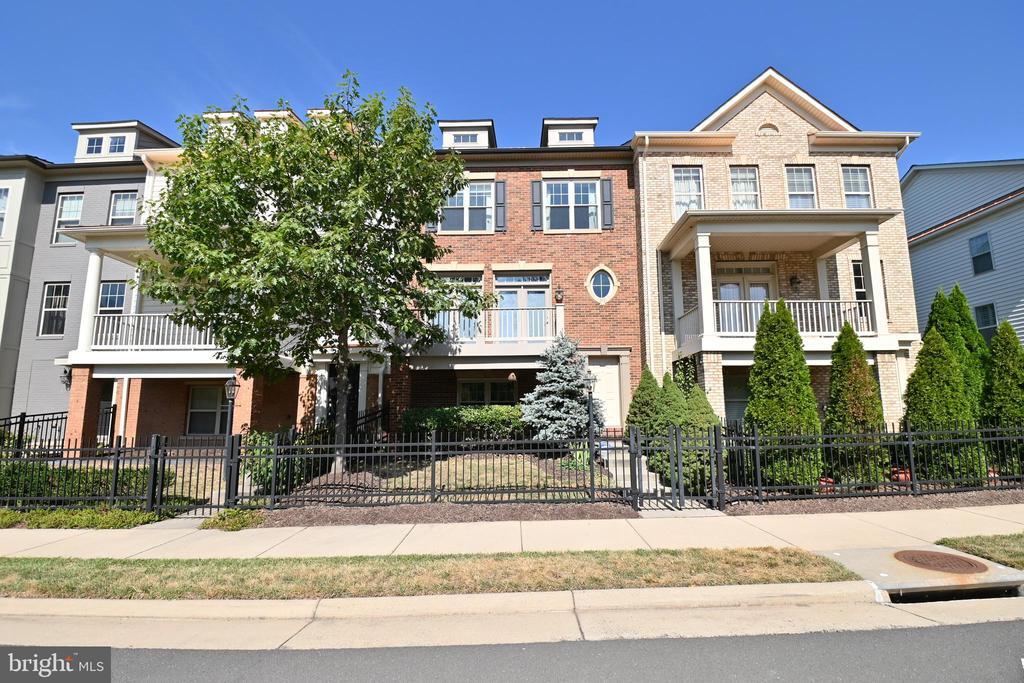 43316 Old Ryan Rd in Ashburn, VA - Building Photo