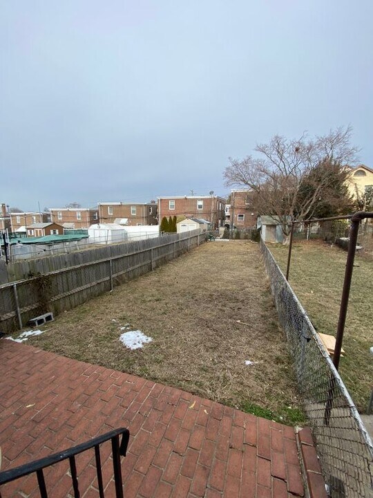 474 Kingsley St in Philadelphia, PA - Building Photo