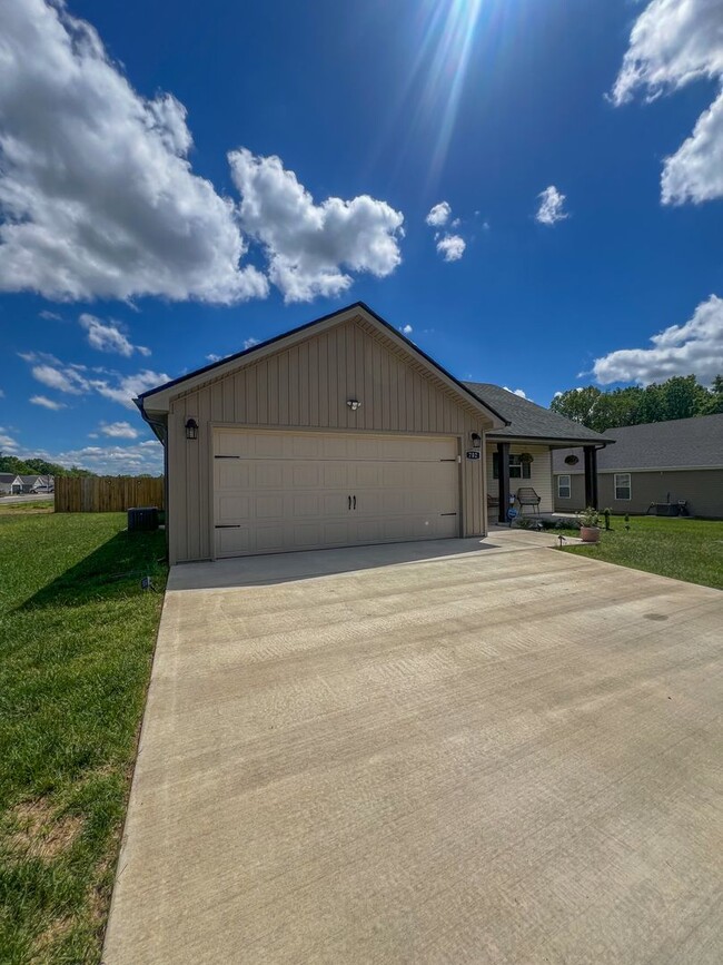 702 Gleason Dr in Clarksville, TN - Building Photo - Building Photo