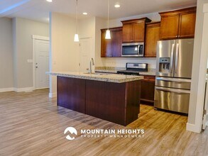 824 Newfield Dr in Sandy, UT - Building Photo - Building Photo