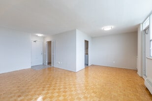 2600 Jane St in Toronto, ON - Building Photo