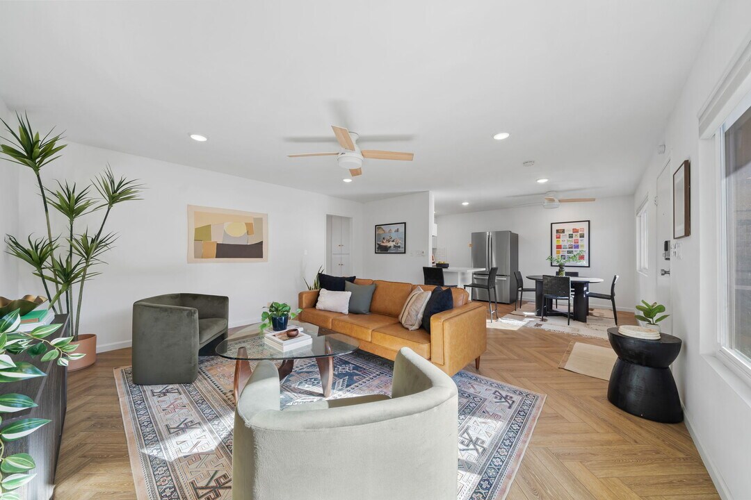 345 Wisconsin Ave, Unit 306 in Long Beach, CA - Building Photo