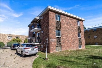 18809 Bella Dr in Cleveland, OH - Building Photo - Building Photo