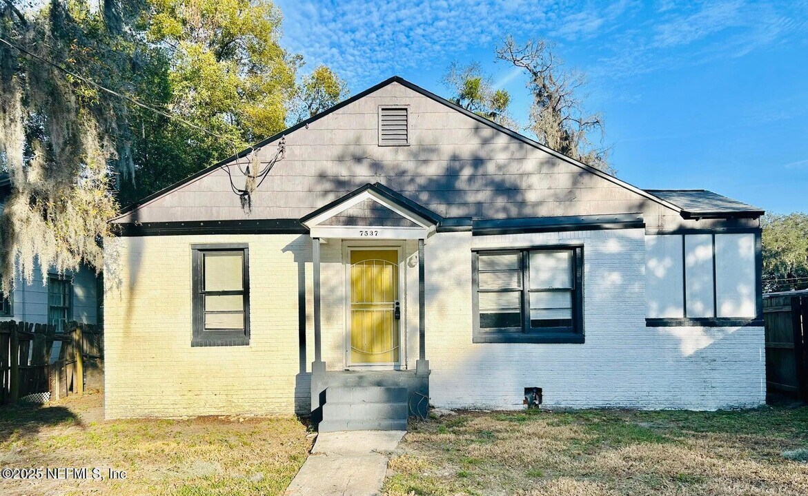 7537 Oakwood St in Jacksonville, FL - Building Photo