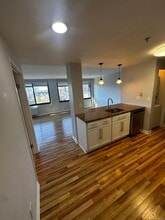 300 Broad St in Stamford, CT - Foto de edificio - Building Photo