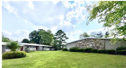 Wood Valley Apartments in Anniston, AL - Foto de edificio - Building Photo
