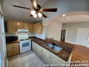 124 W Mistletoe Ave in San Antonio, TX - Building Photo - Building Photo