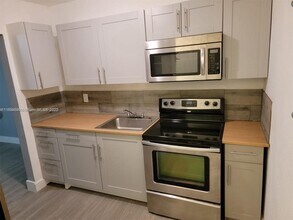2530 NW 17th St in Fort Lauderdale, FL - Building Photo - Building Photo