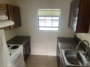 1301 E Lyon St, Unit #1 in Laredo, TX - Foto de edificio - Building Photo