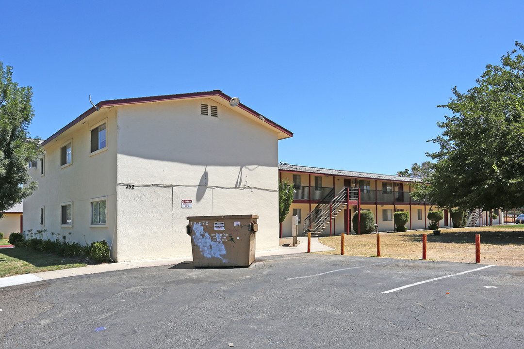 342-352 S Blackstone St in Tulare, CA - Foto de edificio