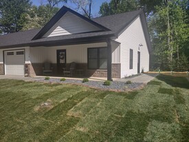 905 W Broadway St in Loogootee, IN - Building Photo