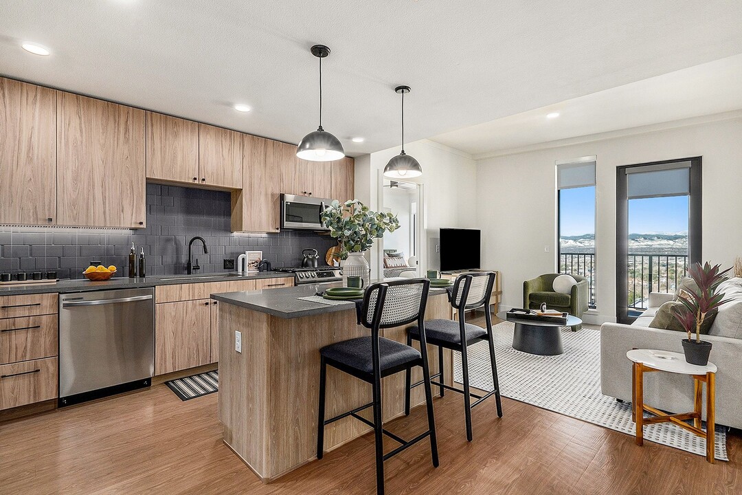 One Seven at Belleview Station in Denver, CO - Foto de edificio