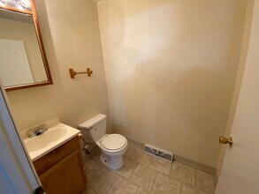 124 Karen Way in Weirton, WV - Foto de edificio - Building Photo