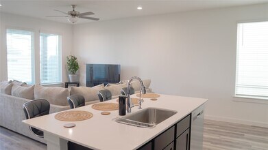 2913 Crown Gate Dr in Houston, TX - Building Photo - Building Photo