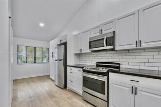 518 NE 199th Ln in Miami, FL - Building Photo - Building Photo