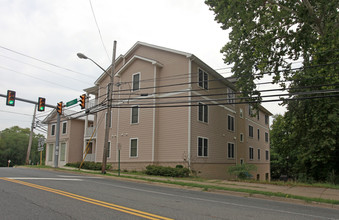 Colonial Heights Apartments in Fredericksburg, VA - Building Photo - Building Photo