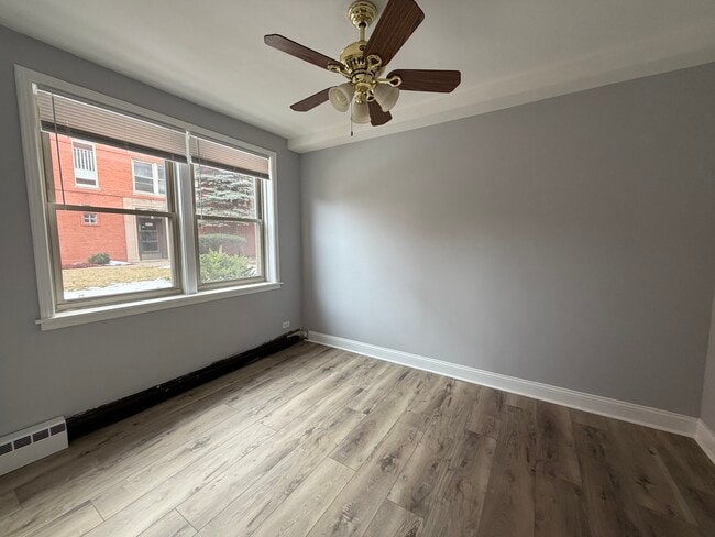 property at 2417 W Farragut Ave