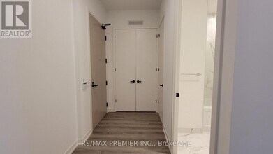 8 Interchange Wy in Vaughan, ON - Building Photo - Building Photo