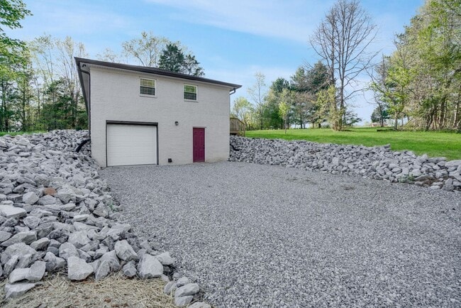 1675 Charlie Rd in Southside, TN - Building Photo - Building Photo