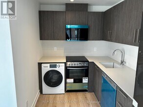 871 Sheppard Ave W in Toronto, ON - Building Photo - Building Photo