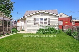 765 Regina Ave in St. Louis, MO - Foto de edificio - Building Photo