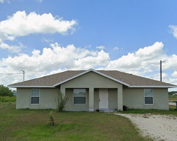 9007 Meadow Cir in La Belle, FL - Building Photo