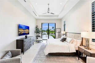 4646 Crayton Rd in Naples, FL - Building Photo