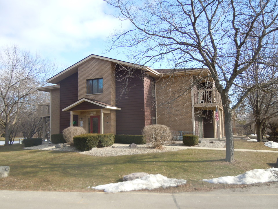Whitman Place Apartments in Oconomowoc, WI - Foto de edificio