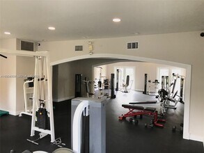 8215 Lake Dr in Doral, FL - Foto de edificio - Building Photo