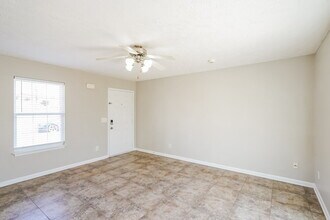 127 Lyndhurst Dr in La Vergne, TN - Building Photo - Building Photo