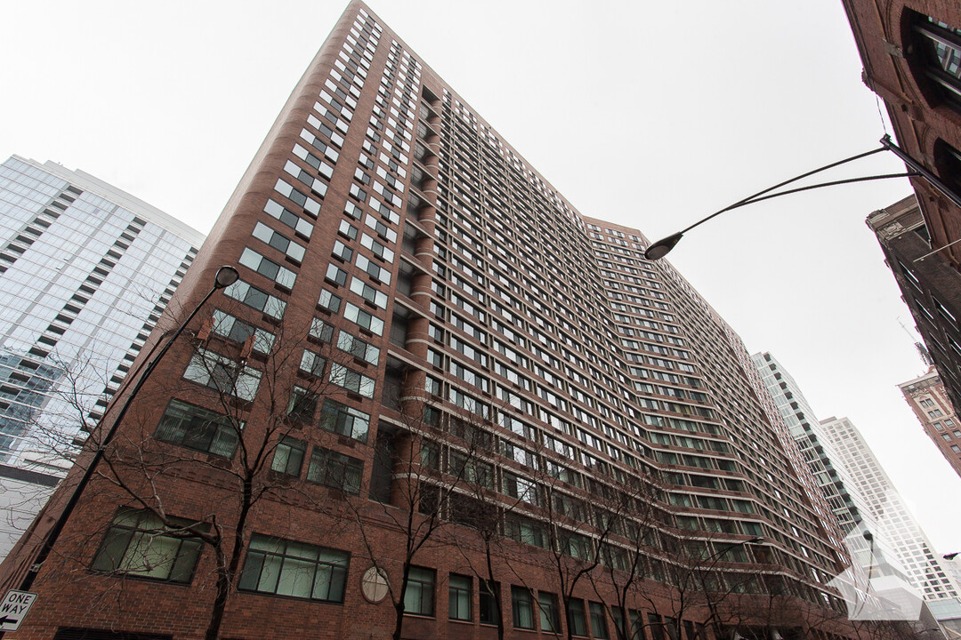 211 E Ohio St, Unit 618 in Chicago, IL - Building Photo
