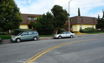 Four Palms Apartments in Sunnyvale, CA - Building Photo - Building Photo