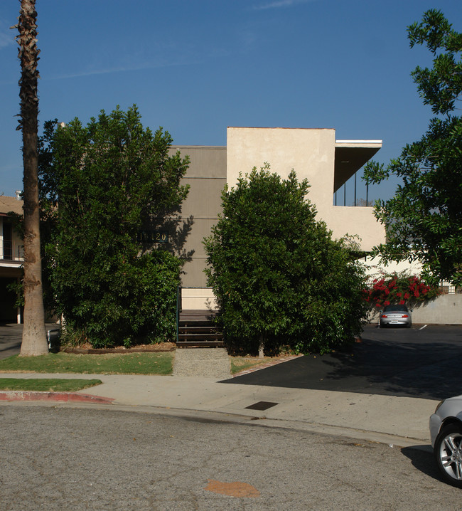 10420 Parr Ave in Sunland, CA - Foto de edificio - Building Photo